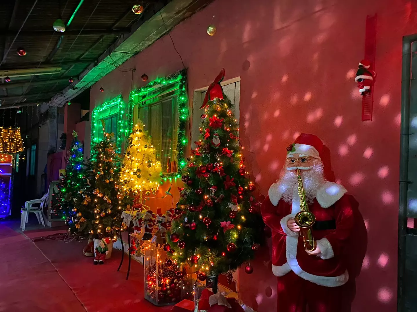 A casa que encanta: moradora de Ewbank da Câmara transforma o Natal da cidade com decoração criativa